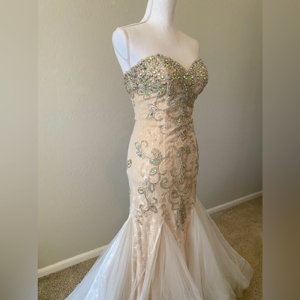 BRAND:Morrell Maxie  COLOR:Tan/Nude W/ gemstones  SIZE:4